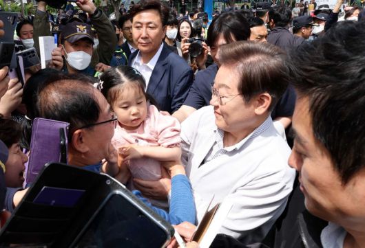 [전주=뉴시스] 조성봉 기자 = 민심을 청취하는 '경청 투어'에 나선 이재명 더불어민주당 대선후보가 7일 전북 전주시 완산구 풍남문 인근에서 어린이를 안아주고 있다. 2025.05.07. suncho21@newsis.com <저작권자ⓒ 공감언론 뉴시스통신사. 무단전재-재배포 금지.> /사진=뉴시스화상