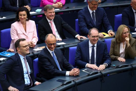 프리드리히 메르츠(앞줄 왼쪽 두 번째) 독일 기민련(CDU) 총재가 6일(현지시간) 베를린 하원에서 2차 투표 끝에 총리 선출에 필요한 표를 확보한 뒤 웃고 있다. 메르츠는 1차 투표에서 총리 선출에 실패하며 독일 정국 혼란을 예고했다. 로이터 연합