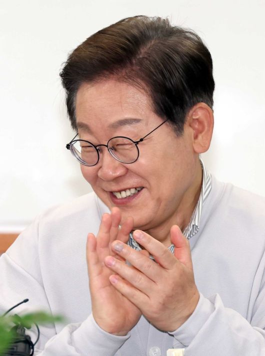 민심을 청취하는 '경청 투어'에 나선 이재명 더불어민주당 대선후보가 7일 전북 익산시 인북로 대한노인회 익산지회에서 열린 임원 간담회에서 웃음을 터뜨리고 있다. 사진=뉴시스