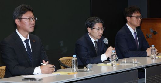 류정환(오른쪽) SKT 네트워크 인프라 센터장, 임봉호 SKT MNO 사업부장(가운데), 김희섭 SKT 커뮤니케이션 센터장이 7일 오전 서울 중구 SK텔레콤 T타워 SUPEX홀에서 SK텔레콤의 해킹 사고와 관련해 취재진 질문에 답하고 있다. 사진=뉴시스