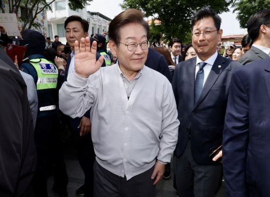 [전주=뉴시스] 조성봉 기자 = 민심을 청취하는 '경청 투어'에 나선 이재명 더불어민주당 대선후보가 7일 전북 전주시 완산구 풍남문 인근에서 시민들에게 인사를 하고 있다. 2025.05.07. suncho21@newsis.com <저작권자ⓒ 공감언론 뉴시스통신사. 무단전재-재배포 금지.> /사진=뉴시스화상