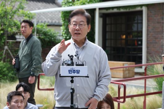 이재명 더불어민주당 대통령 후보가 2차 골목골목 경청투어 마지막 날인 7일 오후 전북 전주시의 카페 앞에서 공직선거법 위반 사건 파기환송심 첫 공판기일 연기에 대한 입장을 밝히고 있다. 사진=뉴스1