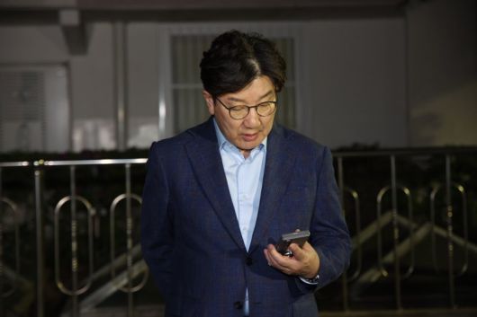 [서울=뉴시스] 김금보 기자 = 권성동 국민의힘 원내대표가 6일 오후 서울 관악구 김문수 대선후보의 자택 앞에서 '한덕수 후보와의 단일화' 관련 논의를 위해 김 후보를 기다리고 있다. 2025.05.06. kgb@newsis.com /사진=뉴시스