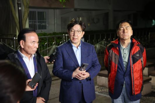 권성동(가운데) 국민의힘 원내대표를 비롯한 중진의원들이 6일 오후 서울 관악구 김문수 대선후보의 자택 앞에서 '한덕수 후보와의 단일화' 관련 논의를 위해 김 후보를 기다리며 취재진의 질문에 답변하고 있다. /사진=뉴시스화상