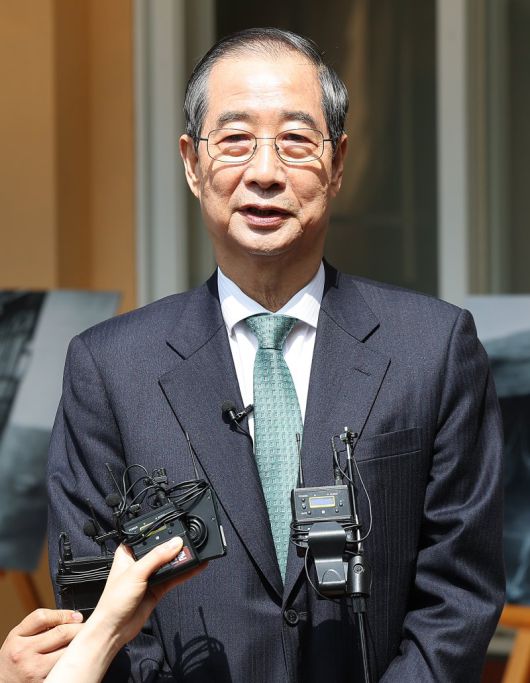 구미 찾은 한덕수 예비후보 (구미=연합뉴스) 윤관식 기자 = 무소속 한덕수 대선 예비후보가 8일 경북 구미시 박정희 전 대통령 생가를 방문해 기자들의 질문에 답변하고 있다. 2025.5.8 psik@yna.co.kr (끝)