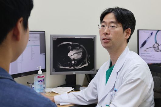 이상언 서울아산병원 심장내과 교수가 심근병증 환자를 진료하고 있다. 서울아산병원 제공