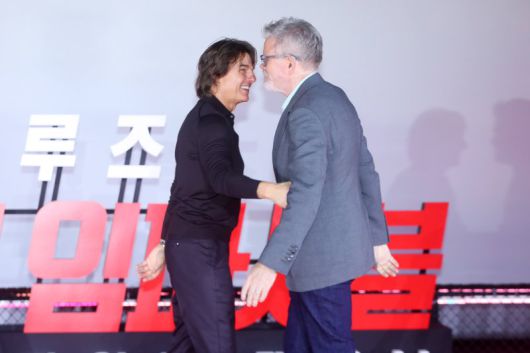 크리스토퍼 맥쿼리 감독이 8일 오후 서울 송파구 롯데시네마 월드타워에서 열린 영화 '미션 임파서블: 파이널 레코닝' 프레스 컨퍼런스에서 톰 크루즈와 포옹하고 있다. 78회 칸 국제영화제 초청으로 화제를 모으는 첩보 액션 블록버스터의 마스터피스 '미션 임파서블' 시리즈의 8번째 작품 '미션 임파서블: 파이널 레코닝'은 인류 전체를 위협하는 절체절명의 위기 속에 내몰린 '에단 헌트'(톰 크루즈)와 IMF 팀원들이 목숨을 걸고 모든 선택이 향하는 단 하나의 미션에 뛰어드는 이야기로 오는 17일 개봉한다.뉴시스