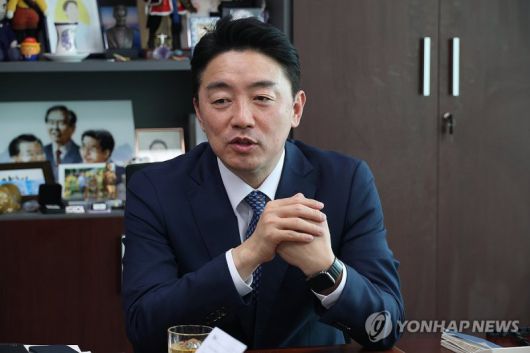 인터뷰하는 강훈식 더불어민주당 중앙선대위 종합상황실장 모습. 사진=연합뉴스