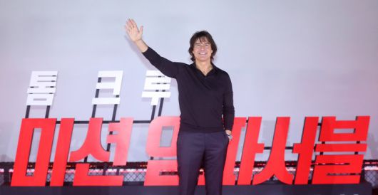 톰 크루즈가 8일 오후 서울 송파구 롯데시네마 월드타워에서 열린 영화 '미션 임파서블: 파이널 레코닝' 프레스 컨퍼런스에서 인사하고 있다. 78회 칸 국제영화제 초청으로 화제를 모으는 첩보 액션 블록버스터의 마스터피스 '미션 임파서블' 시리즈의 8번째 작품 '미션 임파서블: 파이널 레코닝'은 인류 전체를 위협하는 절체절명의 위기 속에 내몰린 '에단 헌트'(톰 크루즈)와 IMF 팀원들이 목숨을 걸고 모든 선택이 향하는 단 하나의 미션에 뛰어드는 이야기로 오는 17일 개봉한다. 뉴시스