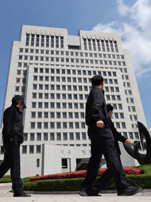 최근 대법원이 이재명 더불어민주당 대선 후보에 대한 사건을 파기환송 결정하면서 민주당이 반발, 조희대 대법원장에 대한 청문회 및 탄핵 등의 조치를 예고하며 압박하고 있다. 지난 7일 서울 서초구 대법원 청사의 모습. 뉴스1