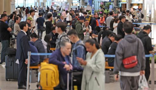 5월 황금연휴 마지막 날인 지난 6일 오전 인천국제공항 제1터미널 입국장이 여행을 마치고 일상으로 돌아가려는 이용객들로 붐비고 있다. 뉴스1                                    연휴기간 노선(국가)별 여객수 . 인천국제공항공사 제공