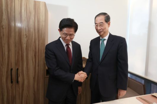 김문수 국민의힘 대선 후보와 한덕수 무소속 대선 후보가 지난 7일 서울 종로구의 한 식당에서 단일화 관련 회동을 하고 있다. 공동취재, 뉴시스