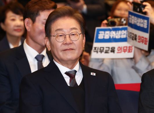 이재명 더불어민주당 대통령 후보가 8일 오후 서울 영등포구 중소기업중앙회에서 열린 선거대책위원회 직능본부 민생정책 협약식에서 자리하고 있다. 뉴스1