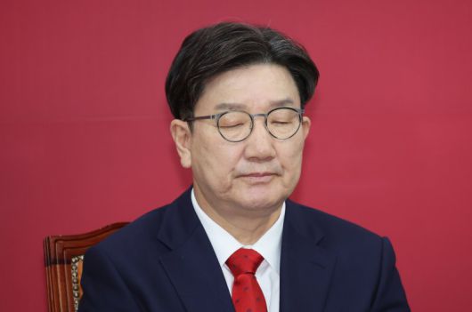 국민의힘 권성동 원내대표가 8일 국회에서 열린 비상대책위원회의에서 눈을 감고 생각에 잠겨 있다. 연합뉴스