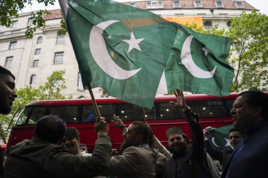 7일(현지 시간) 영국 런던에 있는 인도 고등판무관 건물 앞에서 파키스탄 국적으로 보이는 시위대가 국기를 흔들며 인도의 미사일 공격에 항의하고 있다. 뉴시스화상