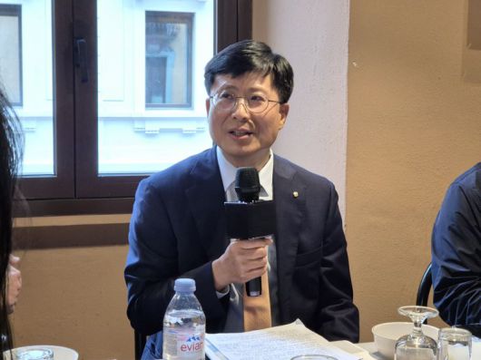 박종석 금융결제원장이 6일(현지시각) 이탈리아 밀라노에서 한국은행 출입기자단과 만나 소액지급결제서비스의 국가간 연계를 위한 허브시스템 등에 대해 설명하고 있다. 금융결제원 제공.