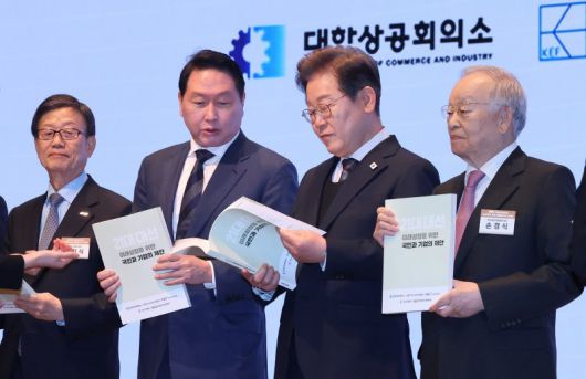 이재명 더불어민주당 대선후보(왼쪽 세 번째)가 8일 서울 중구 대한상공회의소에서 열린 대선후보 초청 경제5단체장 정책 제언집을 보며 최태원 대한상의 회장과 대화하고 있다. /사진=뉴시스