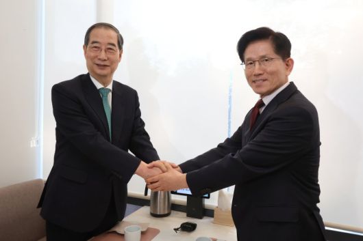 김문수 국민의힘 대통령 후보와 한덕수 무소속 예비후보가 지 7일 오후 서울 종로구의 한 식당에서 단일화 관련 회동을 하기 전 악수하고 있다. 공동취재