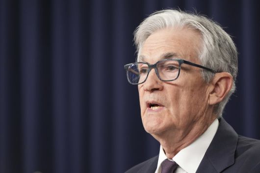 제롬 파월 미국 연방준비제도(연준) 의장이 7일(현지시간) 워싱턴 연준 청사에서 연방공개시장위원회(FOMC) 회의를 마친 뒤 기자회견을 하고 있다. 파월 의장은 도널드 트럼프 미 대통령의 관세 정책이 물가와 실업을 동시에 높인다면서 관세율이 최종적으로 정해져 경제에 미치는 영향이 확실해질 때까지 지금의 정책 기조를 유지할 것임을 시사했다. AP 뉴시스