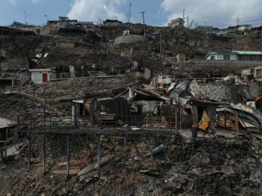 [영덕=뉴시스] 김금보 기자 = 10일 경북 영덕군 영덕읍 석리 어촌마을이 산불에 파괴돼 있다. 2025.04.10. kgb@newsis.com /사진=뉴시스