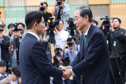 김문수 국민의힘 대선 후보와 한덕수 무소속 대선 후보가 8일 서울 여의도 국회 내 카페에서 단일화 관련 회동을 마치고 악수하고 있다. /사진=뉴스1화상