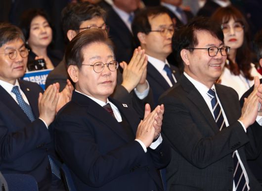 이재명 더불어민주당 대통령 후보가 8일 오후 서울 영등포구 중소기업중앙회에서 열린 선거대책위원회 직능본부 민생정책 협약식에서 손뼉을 치고 있다. 2025.5.8/뉴스1 ⓒ News1 김민지 기자 /사진=뉴스1