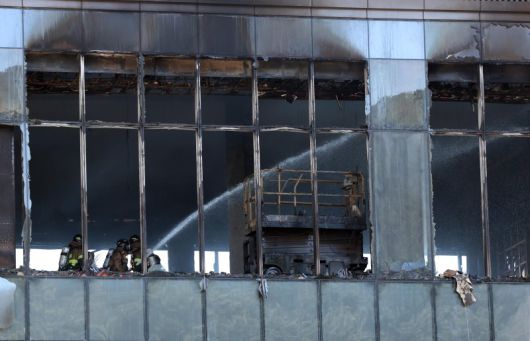 지난 2월 14일 부산 기장군 '부산 해운대 반얀트리 리조트' 공사 현장에서 화재가 발생해 소방관들이 화재 현장을 진압하고 있다. 뉴시스