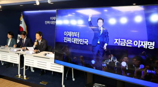 김영호 제21대 대통령선거 더불어민주당 중앙선거대책위원회 홍보본부장이 4일 오전 서울 영등포구 여의도 당사에서 대선 홍보캠페인 기조 브리핑을 하고 있다. /사진=뉴스1