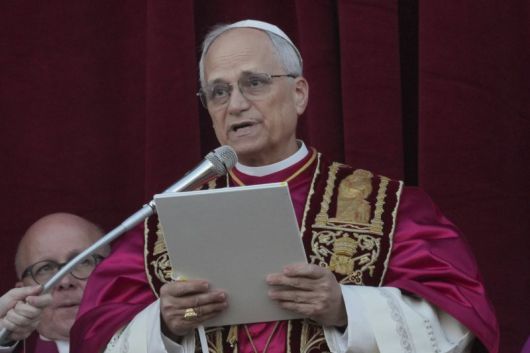 [바티칸=AP/뉴시스] 8일(현지 시간) 제267대 교황으로 선출된 미국의 로버트 프랜시스 프레보스트(69) 추기경이 선출 직후 바티칸 성베드로 대성당 중앙 '강복의 발코니'에서 연설하고 있다. 새 교황의 즉위명은 '레오 14세'로 '레오'는 라틴어로 '사자'를 뜻한다. 2025.05.09. /사진=뉴시스