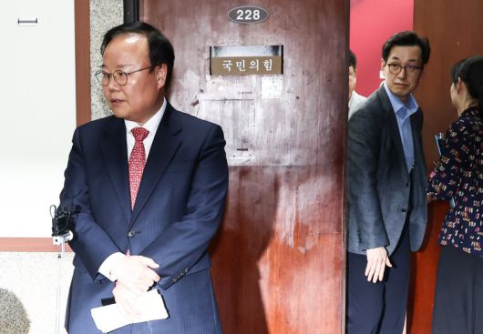 김문수 국민의힘 대통령 후보 대리인인 김재원 비서실장이 9일 서울 여의도 국회에서 열린 한덕수 무소속 대선 예비후보와의 단일화 협상 관련 회동을 마치고 브리핑을 하고 있다. 오른쪽은 한덕수 무소속 대선 예비후보 대리인인 손영택 전 국무총리 비서실장. /사진=뉴스1화상