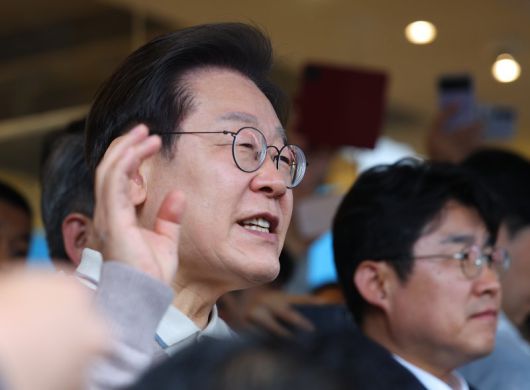 연설하는 이재명 후보 (칠곡=연합뉴스) 김도훈 기자 = 더불어민주당 이재명 대선 후보가 제3차 골목골목 경청투어로 경북지역 방문에 나선 9일 경북 칠곡군 석적읍의 한 상가 앞에서 주민과 지지자들을 상대로 즉흥 연설을 하고 있다. 2025.5.9 superdoo82@yna.co.kr (끝)