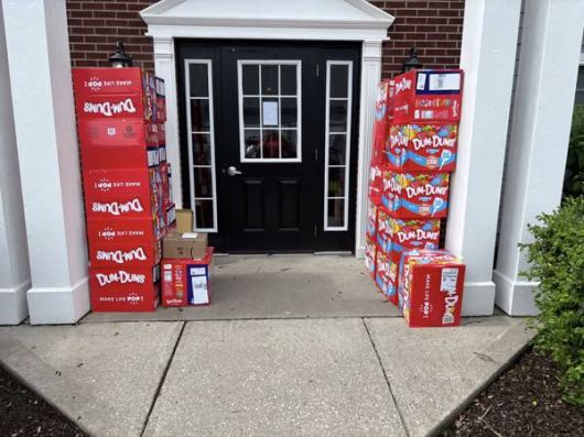 미국 켄터키주에 거주하는 홀리 라페이버스가 8살 아들이 축제를 위해 아마존에 주문한 22박스의 막대사탕이 집 앞에 배달된 모습을 촬영해 SNS에 올린 모습. /사진=페이스북