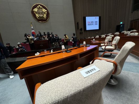 9일 서울 여의도 국회 국민의힘 의원총회장인 예결위회의장에 김문수 대통령 후보 자리를 알리는 스티커가 붙어있다. /사진=뉴스1화상