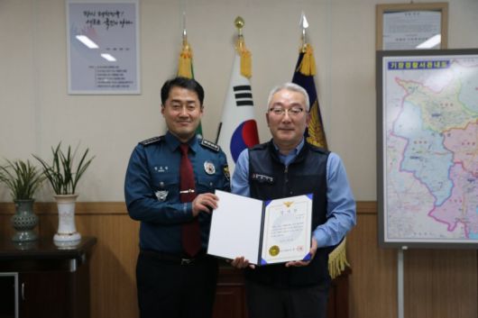 감사장 받은 버스기사 이모씨/사진=부산 기장경찰서 제공, 연합뉴스