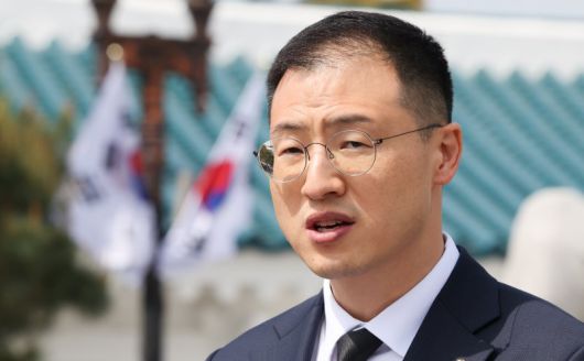 탈당 압박을 받아온 김상욱 국민의힘 의원이 8일 서울 동작구 현충원을 참배한 뒤 거취에 대한 입장을 밝히고 있다. 2025.5.8/뉴스1 ⓒ News1 허경 기자 /사진=뉴스1