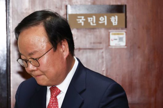 김문수 국민의힘 대통령 후보 대리인인 김재원 비서실장이 9일 서울 여의도 국회에서 열린 한덕수 무소속 대선 예비후보 대리인 측과의 단일화 협상 관련 회동을 마치고 굳은 표정을 하고 있다. 2025.5.9/뉴스1 ⓒ News1 김민지 기자 /사진=뉴스1