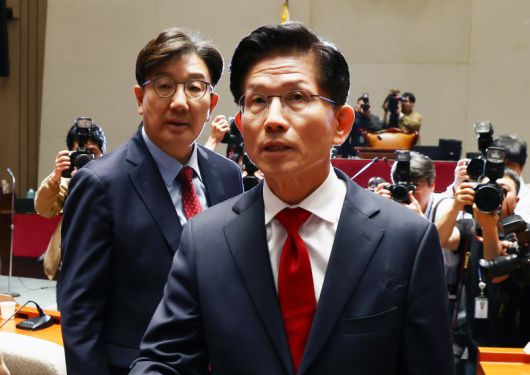 김문수 국민의힘 대통령 후보가 9일 오전 서울 여의도 국회에서 열린 의원총회에 참석한 뒤 나오고 있다. 왼쪽은 권성동 원내대표. /사진=뉴스1