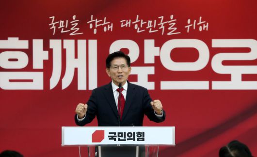 [서울=뉴시스] 조성봉 기자 = 김문수 국민의힘 대선후보가 9일 오후 경기도 수원시 장안구 국민의힘 경기도당 강당에서 열린 경기도당 선거대책위 발대식에서 발언을 하고 있다. (사진=김문수 캠프 제공) 2025.05.09. photo@newsis.com *재판매 및 DB 금지 <저작권자ⓒ 공감언론 뉴시스통신사. 무단전재-재배포 금지.> /사진=뉴시스화상