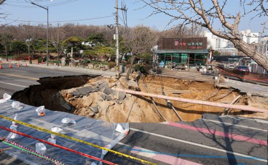 지난 3월 31일 서울 강동구 명일동 대명초등학교 인근 사거리에 발생한 싱크홀 사고 현장 모습. 뉴스1 제공