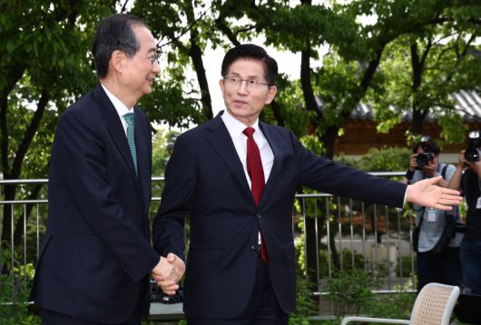 김문수 국민의힘 대통령 후보와 한덕수 무소속 대선 예비후보가 8일 서울 국회 사랑재에 위치한 커피숍에서 후보 단일화 관련 회동을 하고 있다. /사진=뉴스1화상