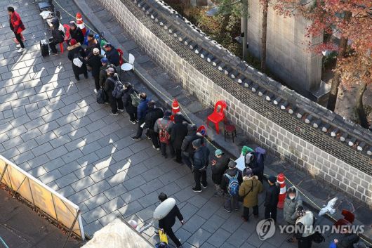 대한노인회, 한국보건사회연구원 등 전문가들은 노인 연령기준을 현행 만65세에서 70세로 올려야 한다는 내용의 '노인 연령기준에 대한 사회적 제안문'을 발표했다. 사진은 지난해 12월 서울 종로구 탑골공원 노인무료급식소 앞에서 줄을 서 있는 노인들 모습 /사진=연합뉴스