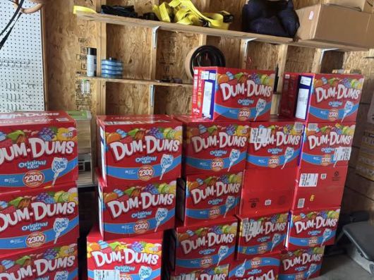 미국 켄터키주에 거주하는 홀리 라페이버스가 8살 아들이 축제를 위해 아마존에 주문한 22박스의 막대사탕을 집 안에 쌓아놓은 모습을 촬영해 SNS에 올린 모습. /사진=페이스북