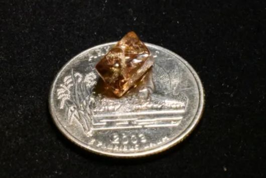 미국 아칸소주 ‘다이아몬드 분화구 주립공원’을 찾은 한 남성이 발견한 3.81캐럿의 갈색빛 다이아몬드. /사진=아칸소 다이아몬드 분화구 주립공원 홈페이지 캡처, 서울신문