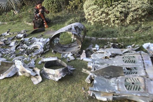 [바하왈푸르=AP/뉴시스] 한 파키스탄 기자가 7일(현지 시간) 펀자브주 바하왈푸르 인근, 인도의 미사일 공격으로 파손된 사원 건물 부지에서 미사일 파편을 촬영하고 있다. 2025.05.08. /사진=뉴시스