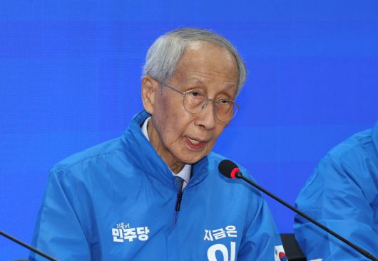 [서울=뉴시스] 권창회 기자 = 윤여준 더불어민주당 총괄선거대책위원장이 9일 오전 서울 여의도 더불어민주당 중앙당사에서 열린 중앙선거대책위원회의에서 발언하고 있다. 2025.05.09. kch0523@newsis.com <저작권자ⓒ 공감언론 뉴시스통신사. 무단전재-재배포 금지.> /사진=뉴시스화상