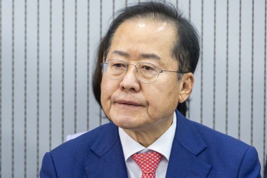 [서울=뉴시스] 국회사진기자단= 제21대 대통령후보자 국민의힘 3차 경선 진출자를 발표하는 29일 오후 서울 여의도 국민의힘 중앙당사에서 홍준표 후보가 결과를 기다리고 있다. 2025.04.29. photo@newsis.com /사진=뉴시스