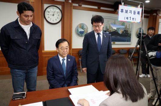 김윤덕 더불어민주당 중앙선거대책위원회 총무본부장과 배우 이관훈씨가 10일 오전 경기도 과천시 중앙선거관리위원회에서 이재명 더불어민주당 대통령 후보자 등록을 하고 있다. 2025.5.10/뉴스1 ⓒ News1 김명섭 기자 /사진=뉴스1