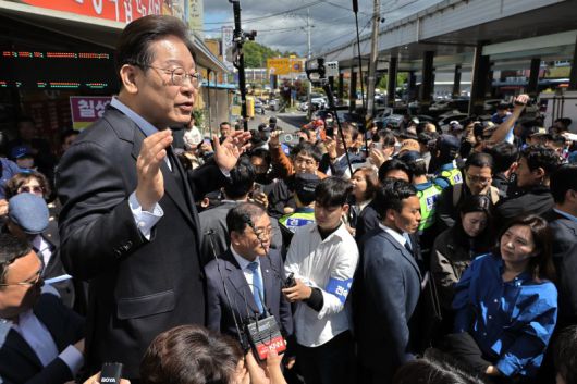 민심을 청취하는 '경청 투어'에 나선 이재명 더불어민주당 대선후보가 10일 경남 창녕군 창녕시장 인근에서 즉흥 연설을 하고 있다. 뉴시스