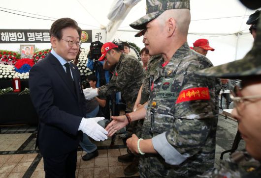 이재명 더불어민주당 전 대표가 18일 오전 서울 중구 청계광장 소라탑 앞에 마련된 故 채상병 1주기 추모 시민 분향소를 찾아 조문한 후 해병대 예비역 단체 관계자들을 위로하고 있다. 이 대표는 분향소 방명록에 '성역 없는 진상규명으로 국가의 책임을 다하겠습니다'라고 남겼다. 2024.7.18/뉴스1 ⓒ News1 오대일 기자 /사진=뉴스1