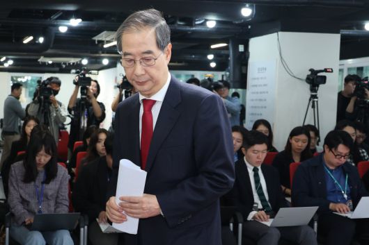 국민의힘에 입당한 한덕수 대선 예비후보가 10일 서울 여의도 중앙당사에서 현안 관련 긴급 기자회견을 마친 뒤 이석하고 있다. 뉴스1